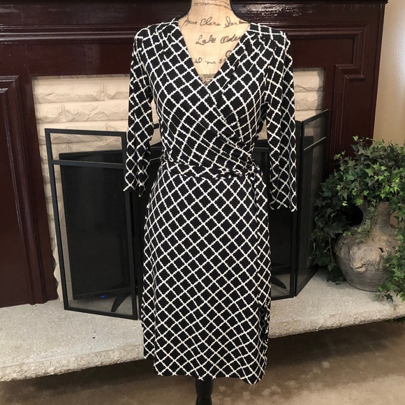 White House Black Market Dresses & Skirts - White House Black Market v neck side ruching sz 6
